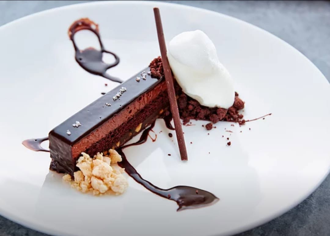 Dessert al cioccolato con gelato