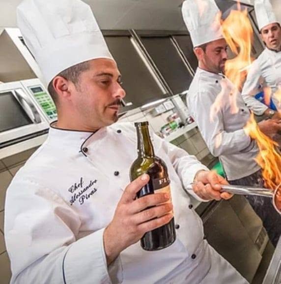 Chef Alessandro Piras durante il servizio in cucina